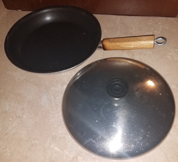 10" Wear-ever Skillet w/ Lid (Lid is not Original) #54221-1330