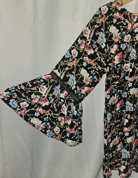 Small Brand New OLIVIA & GRACE Floral Flare Arm Blouse