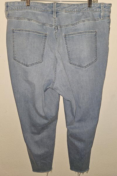 Size 20W AVA & VIV Light Blue Capri Jeans