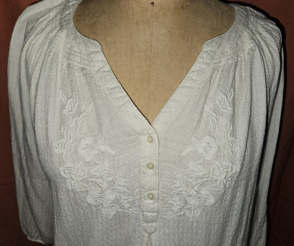 2X ST. JOHNS BAY Cream Blouse w/ Front Embroidery