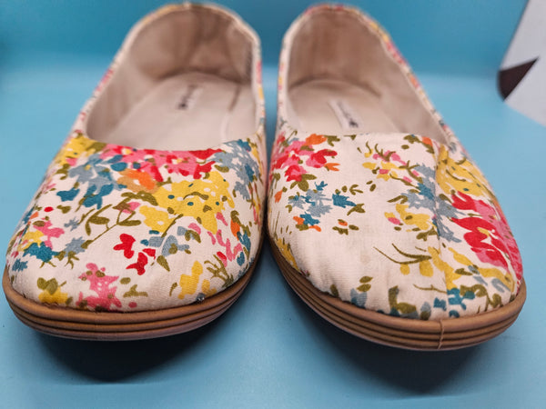 Size 7 AMERICAN EAGLE White Floral Flat Slip-on Shoes