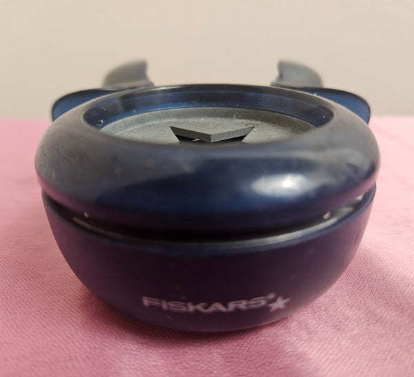 FISKARS Medium Blue "Star" Squeeze Punch