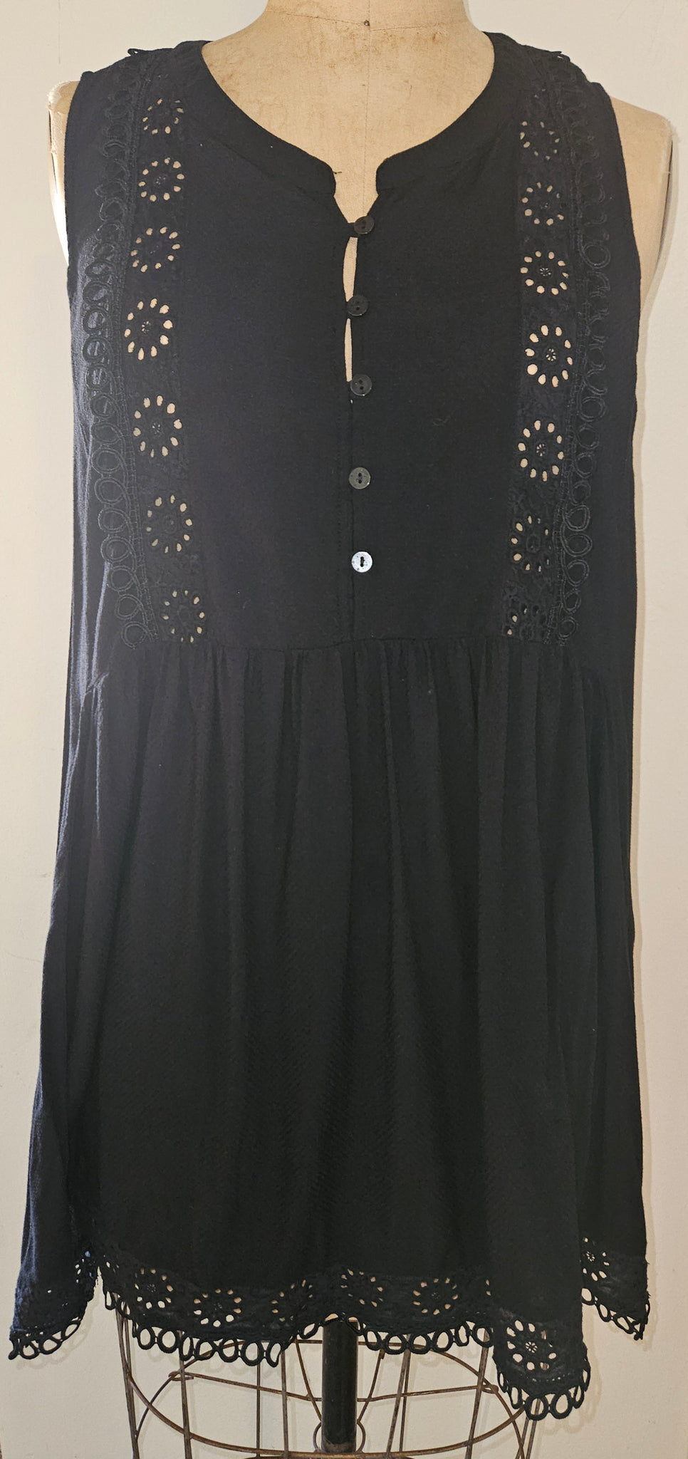 Size 22/24 AVEOLOGY Black Sleeveless Top W/ Lace Accents