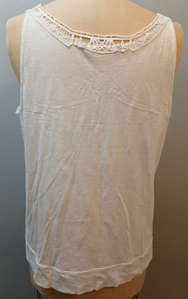 Size 22/24 AVENUE White Crochet Neckline & Gold Sequined Tank Top