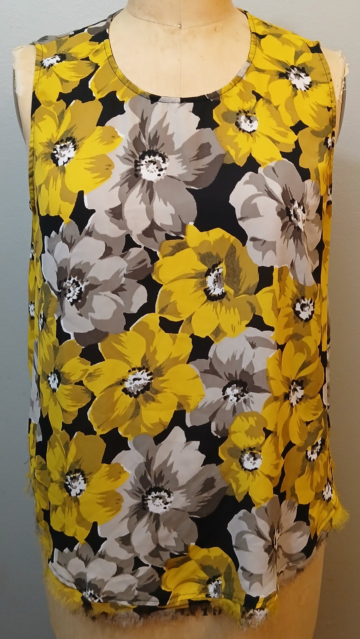 XXL WHO WHAT WEAR Gray, White & Yellow Fringe Bottom Blouse