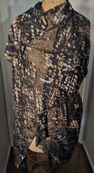 LOVESTITCH One Size Fits Most Black & Tan Geo Pattern Shawl