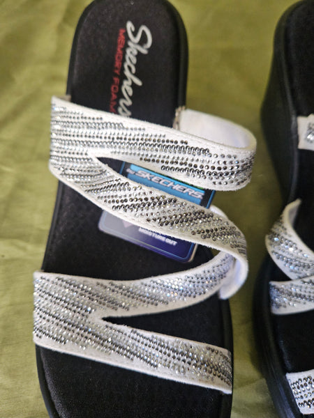 Brand New Size 8 SKECHERS CALI Memory Foam White & Silver Sandals