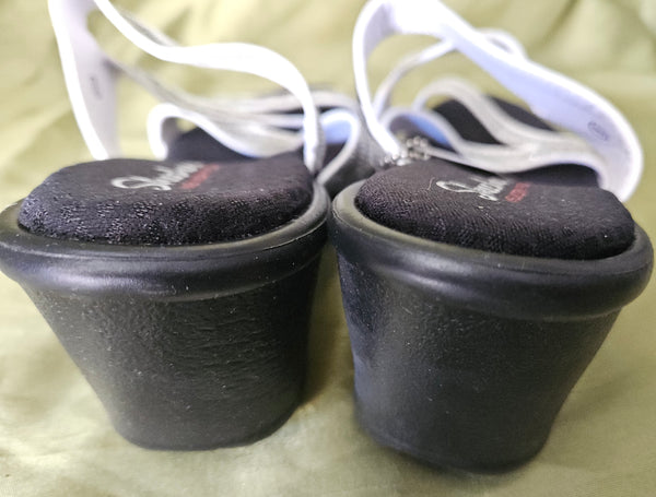 Brand New Size 8 SKECHERS CALI Memory Foam White & Silver Sandals
