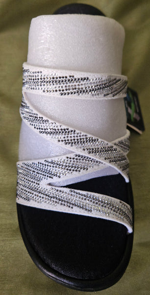 Brand New Size 8 SKECHERS CALI Memory Foam White & Silver Sandals