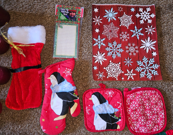 Miscellaneous 18 Piece Christmas Lot