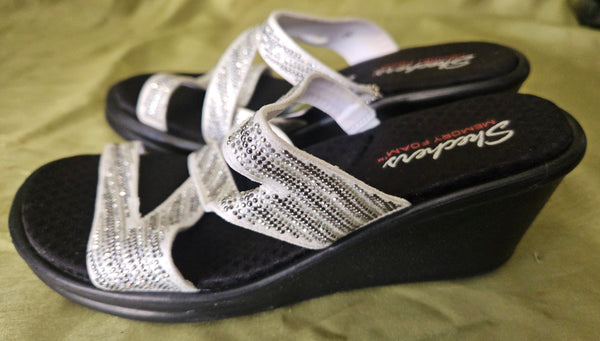 Brand New Size 8 SKECHERS CALI Memory Foam White & Silver Sandals