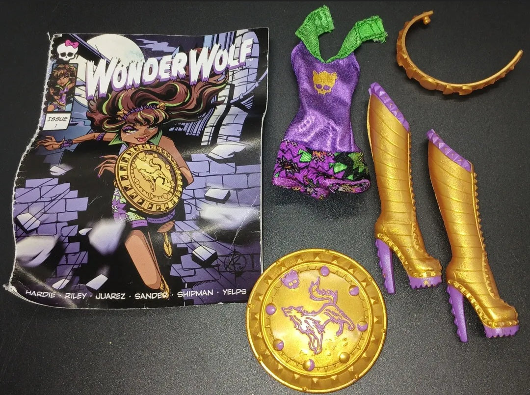 Monster High Clawdeen Outfit & Wonder Wolf Book